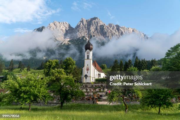 parish church st. johannes the baptist with mountain grosser waxenstein, grainau, upper bavaria, bavaria, germany - waxenstein stockfoto's en -beelden