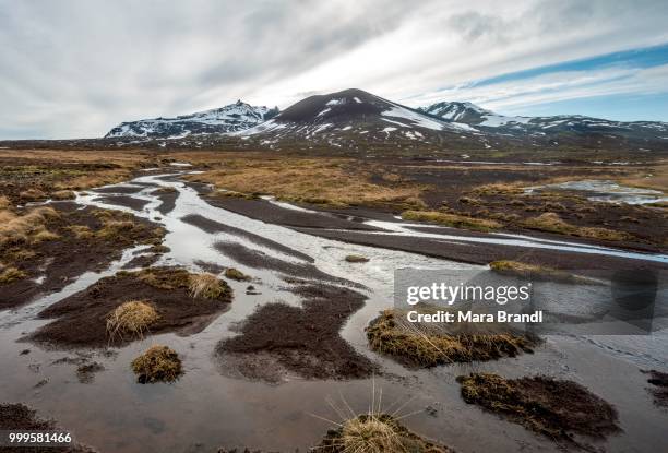 snow-covered mountains behind a meandering river, snaefellsnes peninsula, west iceland, iceland - islande du centre ouest photos et images de collection