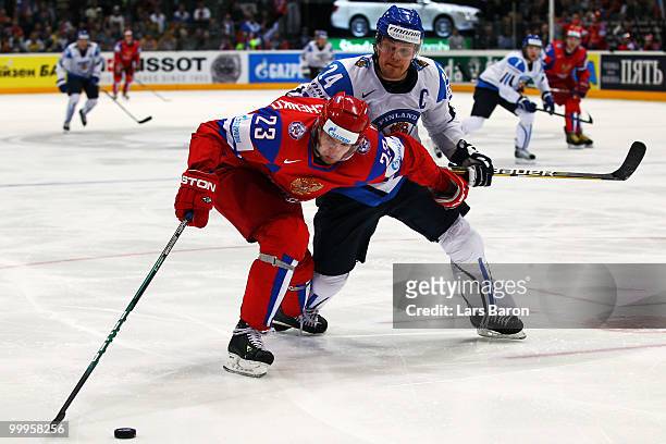 Alexei Tereshchenko of Russia is challenged by Sami Kapanen of Finland during the IIHF World Championship qualification round match between Russia...