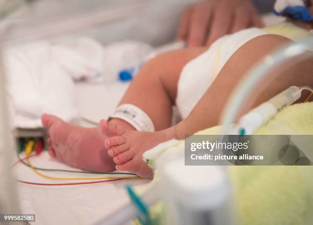 Three day old baby lying at the ward for neonatology at the Buergerhospital in Frankfurt am Main, Germany, 02 September 2017, waiting to be...