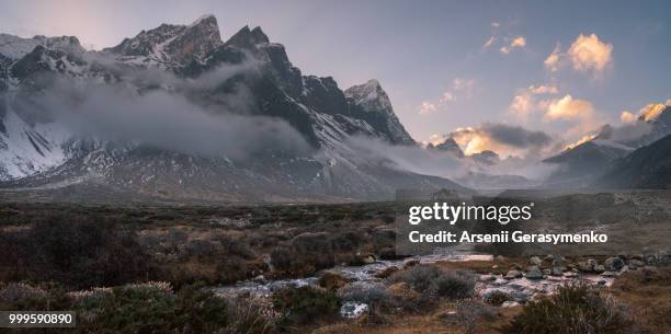 pheriche valley, cholatse and taboche summits - cholatse stockfoto's en -beelden