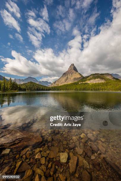 vertical swiftcurrent lake - jaye stockfoto's en -beelden