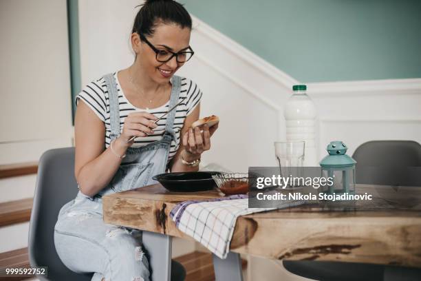 la chica prepara tostadas para el desayuno - nikla fotografías e imágenes de stock