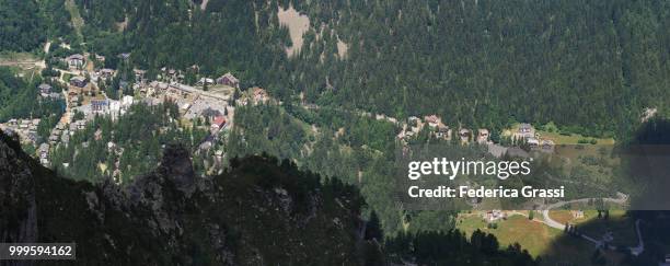 panoramic view of san domenico ski resort in cairasca valley - ヴェルバーノ・クジオ・オッソラ県 ストックフォトと画像