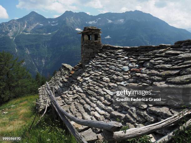 old chalet roof made with local stone on the slopes of monte teggiolo - ヴェルバーノ・クジオ・オッソラ県 ストックフォトと画像