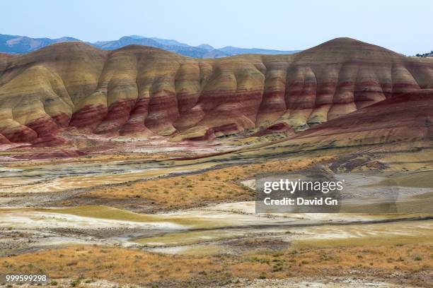 painted hills view from overlook - yacimiento fósil fotografías e imágenes de stock