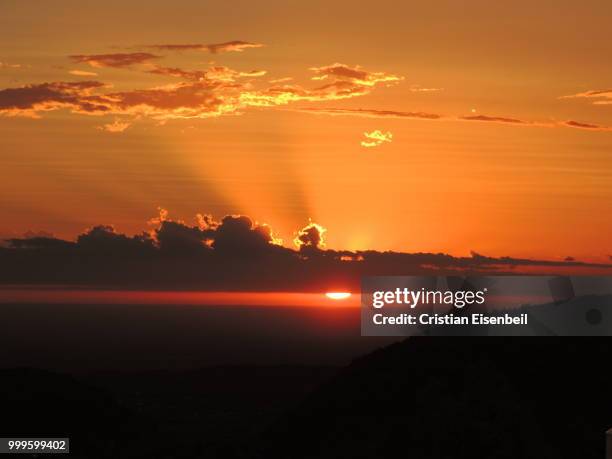 atardecer rojo - atardecer stockfoto's en -beelden