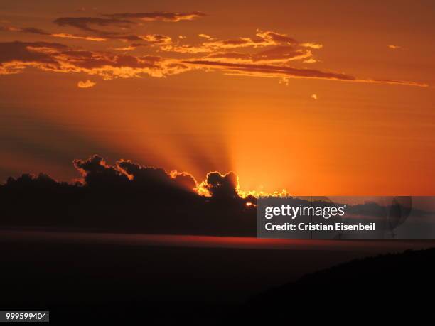 atardecer rojo - atardecer stockfoto's en -beelden