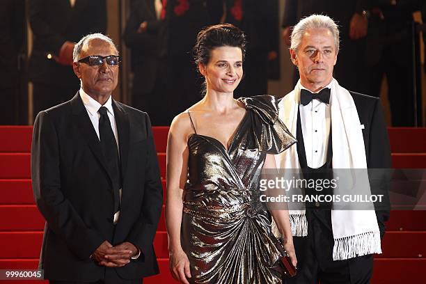 Iranian director Abbas Kiarostami, French actress Juliette Binoche and British actor William Shimell arrive for the screening of "Copie Conforme...