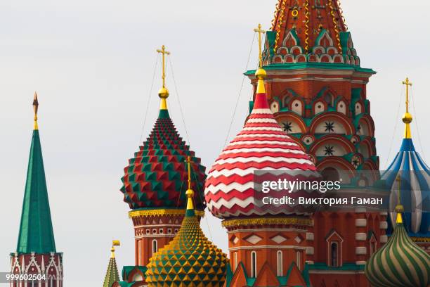 the architecture of moscow, the dome of the cathedral of basil t - cupola a cipolla foto e immagini stock