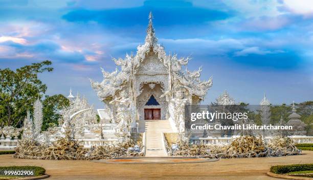 white temple open for public in chiangrai, thailand - birmaanse cultuur stockfoto's en -beelden