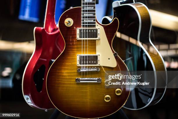 gibson guitars - elektrogitarre stock-fotos und bilder