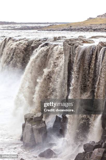 dettifoss waterfall in iceland - dettifoss waterfall foto e immagini stock