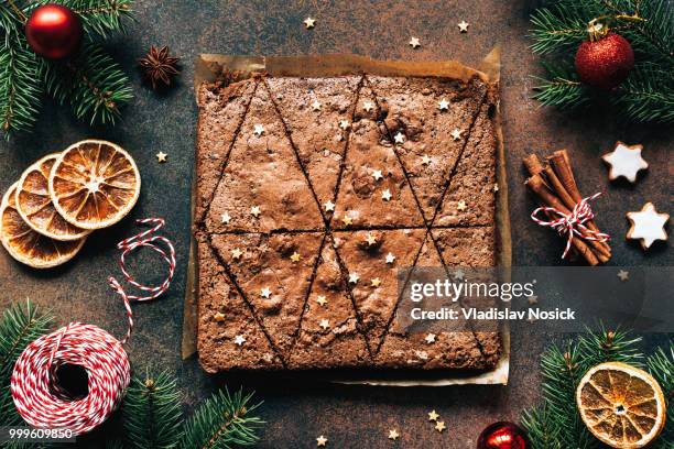 chocolate brownies and christmas decorations - betelpalme stock-fotos und bilder