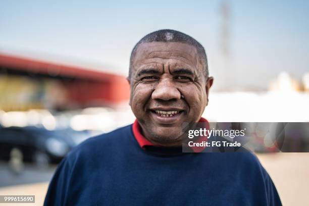 retrato de hombre brasileño en el trabajo - cultura sudamericana fotografías e imágenes de stock