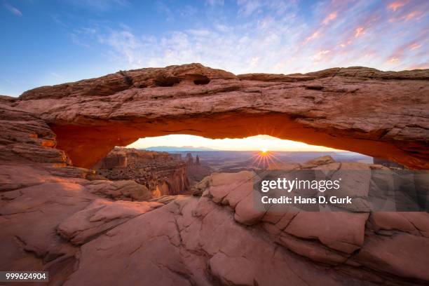 sunrise at mesa arch, usa - mesa arch stockfoto's en -beelden