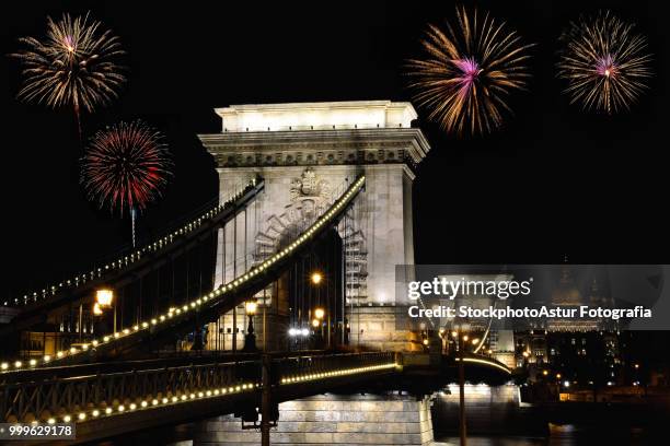 szechenyi chain bridge with fireworks, budapest. - fotografia stock-fotos und bilder