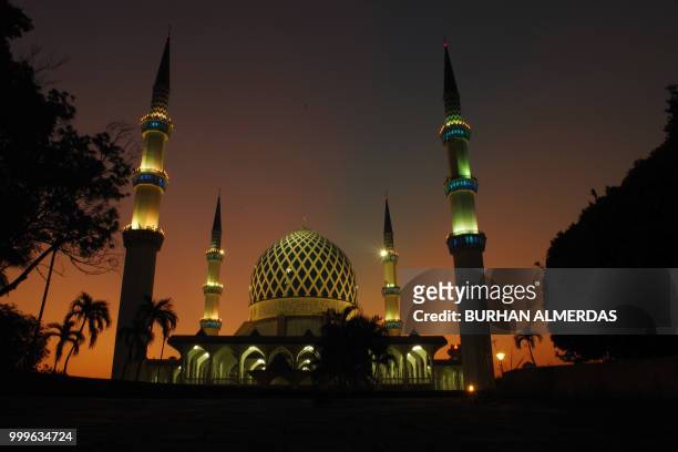 sultan salahuddin abdul aziz mosque shah alam - sultan mosque stock pictures, royalty-free photos & images