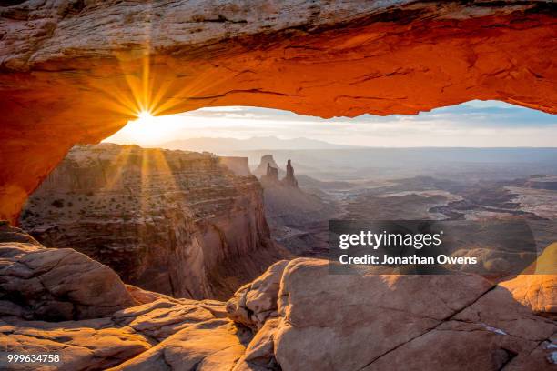 mesa arch sunrise - mesa arch stockfoto's en -beelden