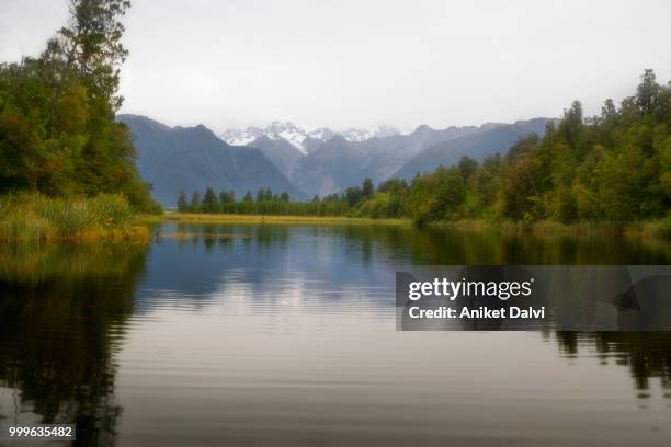 lake matheson - lake matheson foto e immagini stock