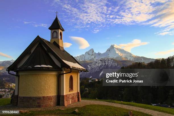 kirchleitn kapelle and watzmann in berchtesgaden - kapelle stock pictures, royalty-free photos & images