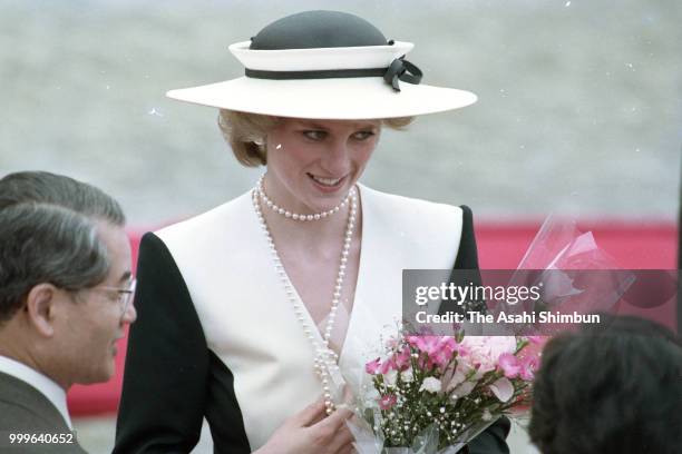 Princess Diana, Princess of Wales attends the welcome ceremony at the Akasaka State Guest House on May 10, 1986 in Tokyo, Japan.