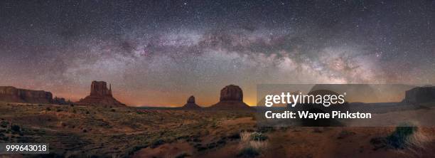 monument valley panorama - wayne stock-fotos und bilder