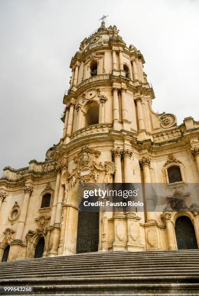 facade of san giorgio cathedral in modica - modica foto e immagini stock