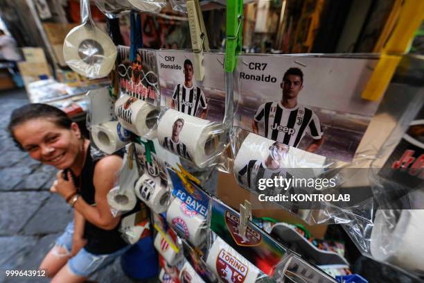 The toilet paper with the photo of Cristiano Ronaldo with the Juventus FC shirt in Naples is ready and on sale. The Neapolitans have already started...