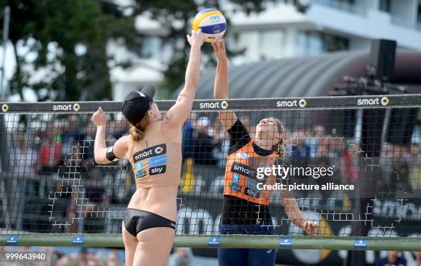 Julia Sude playing Tatjana Zautys in the final of the German Beach Volleyball Championships in Timmendorfer Strand, Germany, 2 September 2017. Photo:...