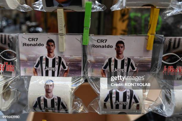The toilet paper with the photo of Cristiano Ronaldo with the Juventus FC shirt in Naples is ready and on sale. The Neapolitans have already started...