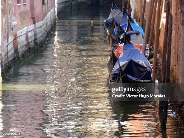 canal en venecia - en cas stock pictures, royalty-free photos & images