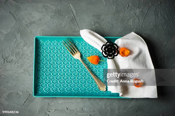 autumnal table setting - viereckiger teller stock-fotos und bilder