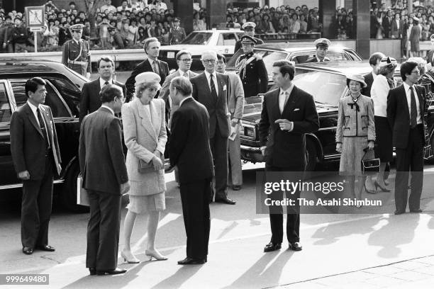 Prince Charles, Prince of Wales and Princess Diana, Princess of Wales visits Kabukiza Theatre on May 12, 1986 in Tokyo, Japan.