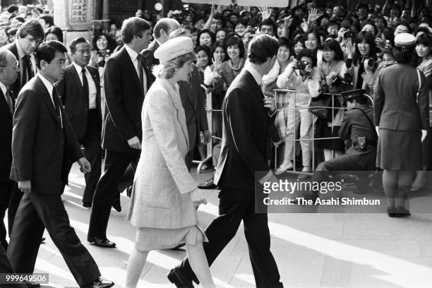 Prince Charles, Prince of Wales and Princess Diana, Princess of Wales visits Kabukiza Theatre on May 12, 1986 in Tokyo, Japan.