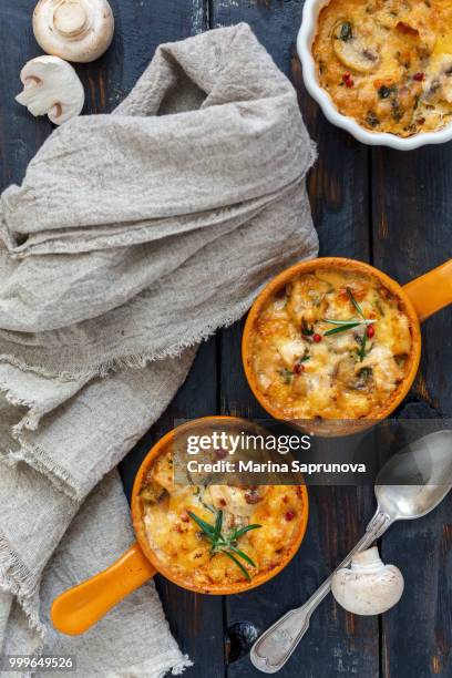 baked chicken, mushrooms and cheese. - cooked mushrooms stock-fotos und bilder