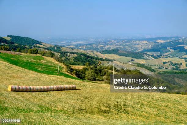 road to passo della cisa, from tuscany to emilia - emilia stock-fotos und bilder