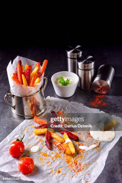 vegetable french fries with herb quark and tomatoes - quark stockfoto's en -beelden