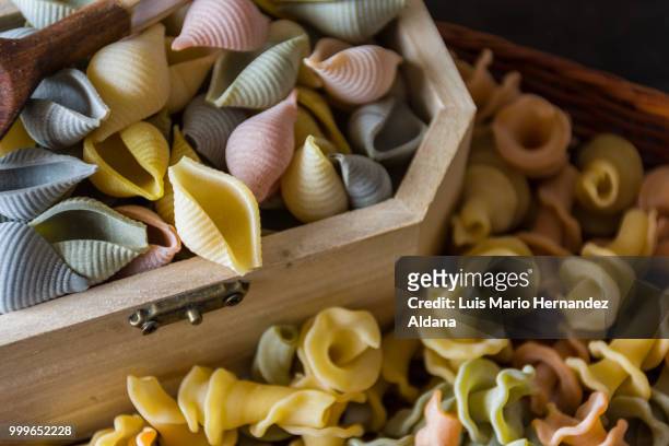 typical italian conchiglie pasta - conchiglie stockfoto's en -beelden