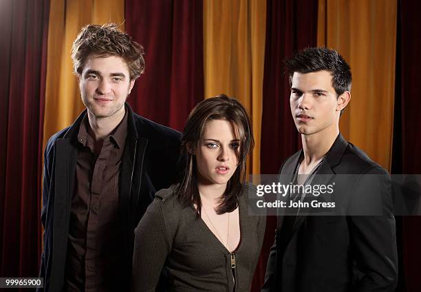 Actors Robert Pattinson, Kristen Stewart and Taylor Lautner pose for a private photo shoot at Marche on May 5, 2010 in Chicago, Illinois.