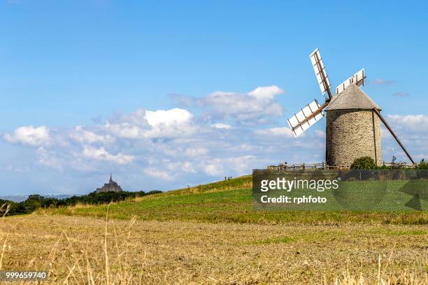 little mill in front of mont saint-michel - michel field stockfoto's en -beelden