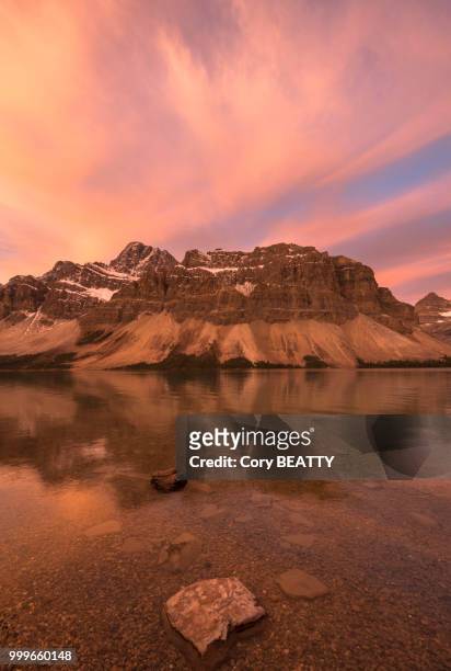bow lake sunrise - ella beatty fotografías e imágenes de stock