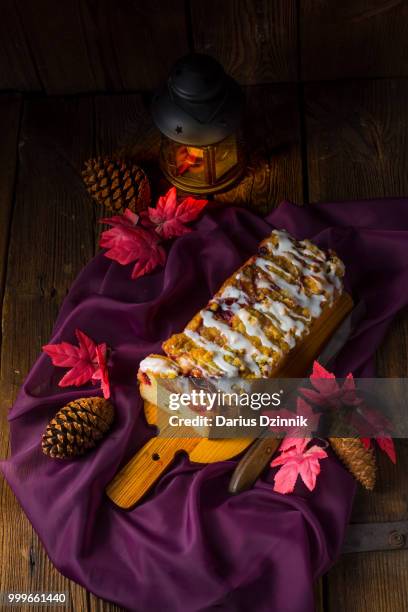 delicious yeast cake with plums - kärleken till pengar bildbanksfoton och bilder