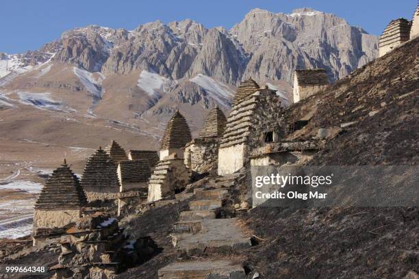 ancient burials in the mountains of the caucasus. - mar stock-fotos und bilder