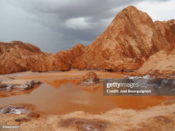 pond at the bottom of valle de la muerte - 炭酸石灰 ストックフォトと画像