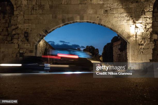 medieval gate - nikos stockfoto's en -beelden