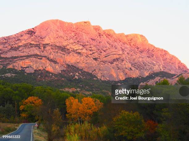 sunset on montagne sainte victoire - montagne stock-fotos und bilder