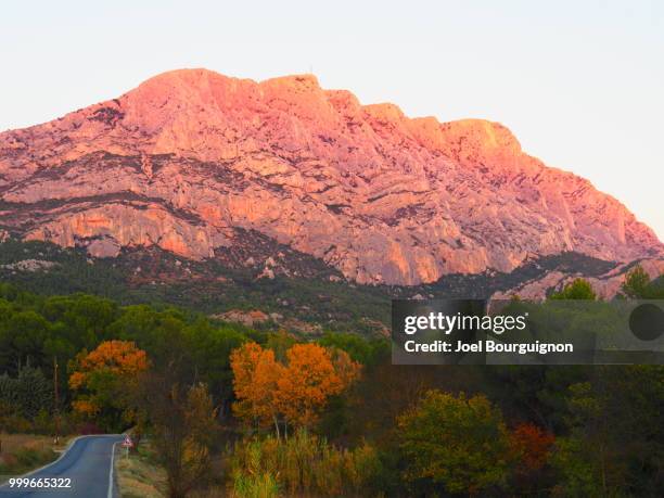 sunset on montagne sainte victoire - montagne fotografías e imágenes de stock