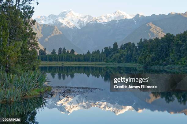 lake matheson mtcook - westland südinsel von neuseeland stock-fotos und bilder