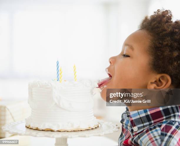 black boy licking birthday cake - supersensorial fotografías e imágenes de stock